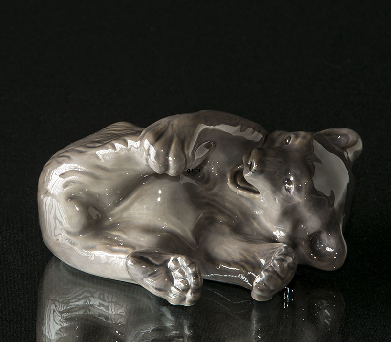 Bär spielt mit seinem Fuß, Royal Copenhagen Figur Nr. 1233-729