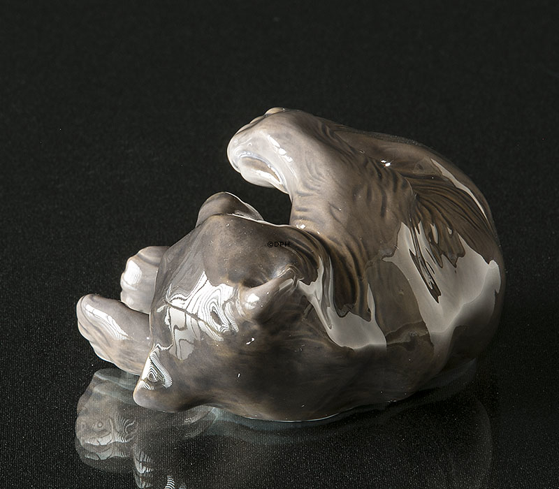 Bär spielt mit seinem Fuß, Royal Copenhagen Figur Nr. 1233-729