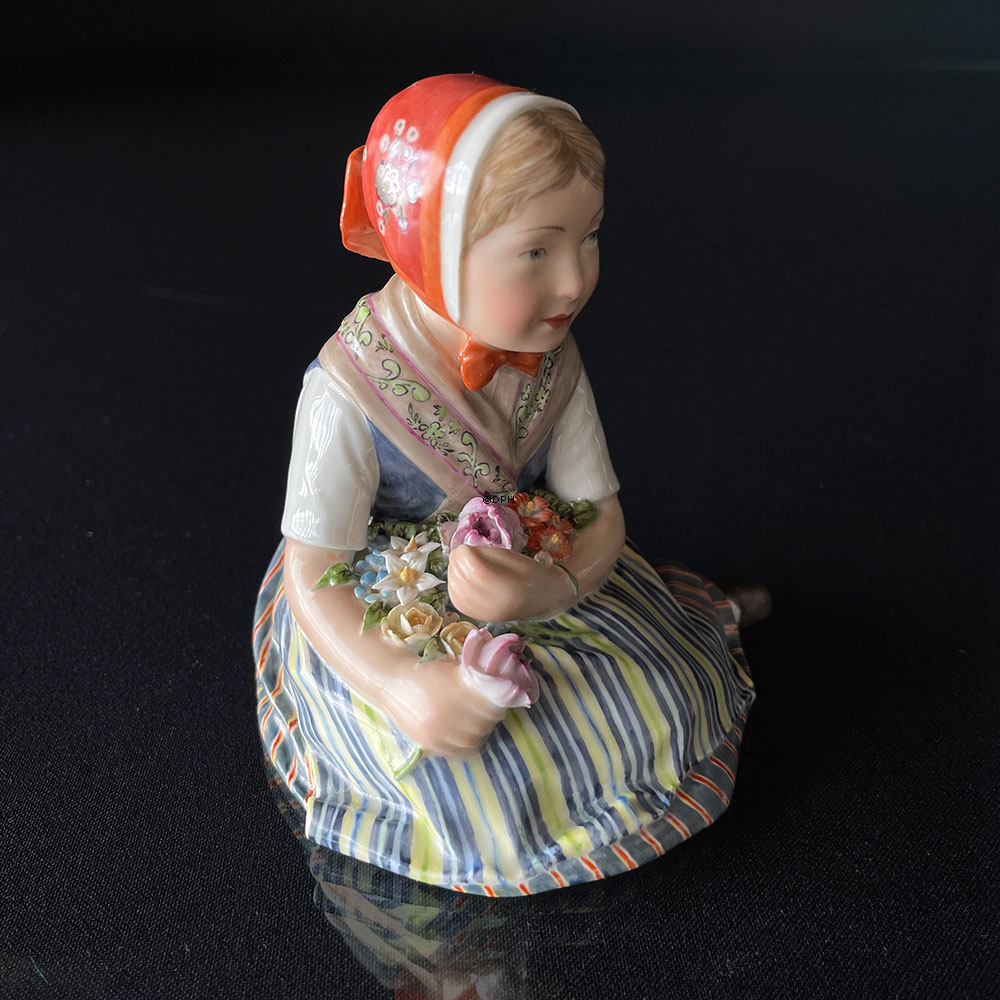 Royal Copenhagen Figur 12417. Mädchen in Tracht aus Schleswig,