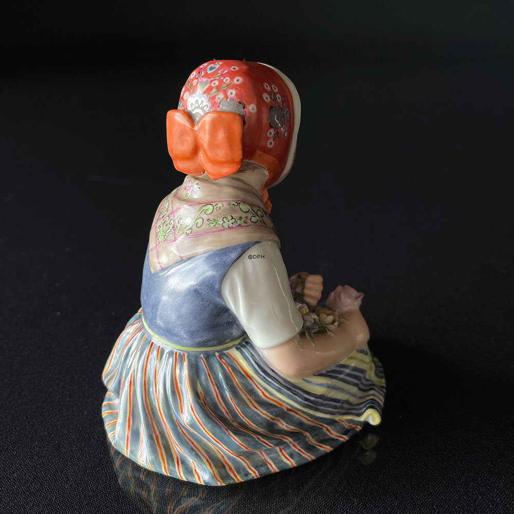 Royal Copenhagen Figur 12417. Mädchen in Tracht aus Schleswig,