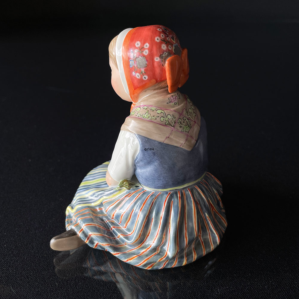 Royal Copenhagen Figur 12417. Mädchen in Tracht aus Schleswig,