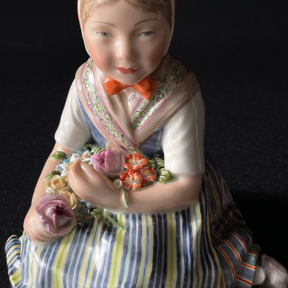 Royal Copenhagen Figur 12417. Mädchen in Tracht aus Schleswig,