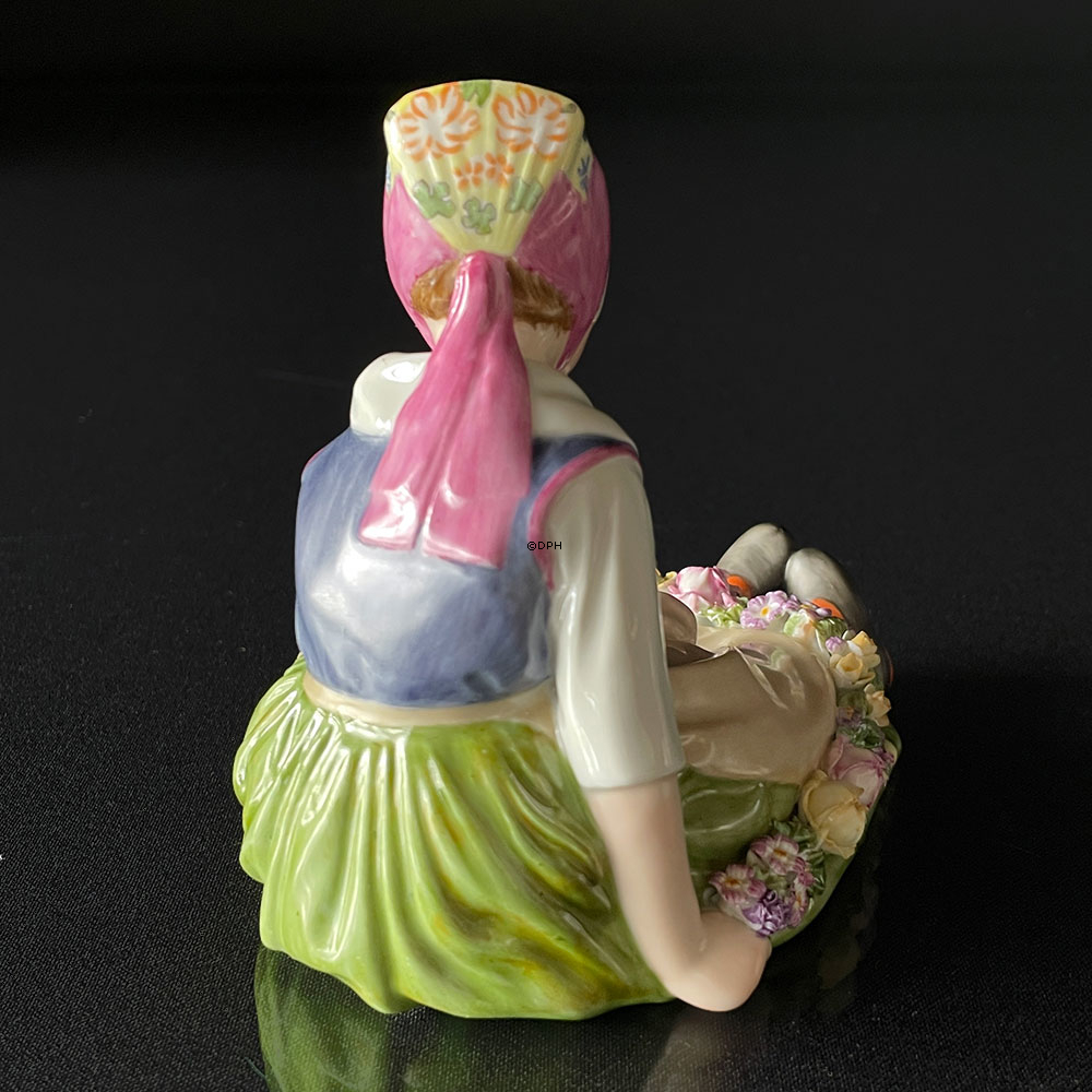 Seeland Mädchen mit Girlande, Royal Copenhagen Figur Nr. 12418