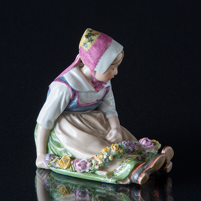 Seeland Mädchen mit Girlande, Royal Copenhagen Figur Nr. 12418