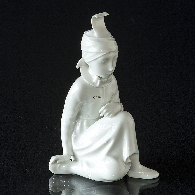 Sitzendes Mädchen, Royal Copenhagen Figur Nr. 12463 Weiß / Blanc de Chine