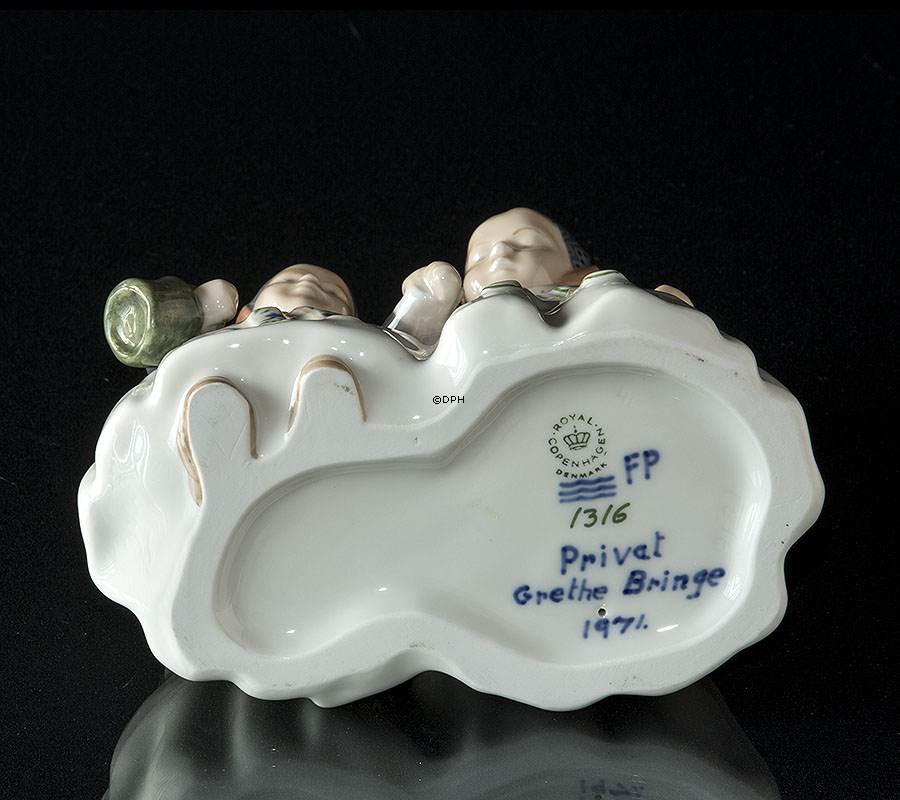 Zwei Amager-Mädchen Royal Copenhagen Figur (Signiert: Privat Grethe Bringe 1971)