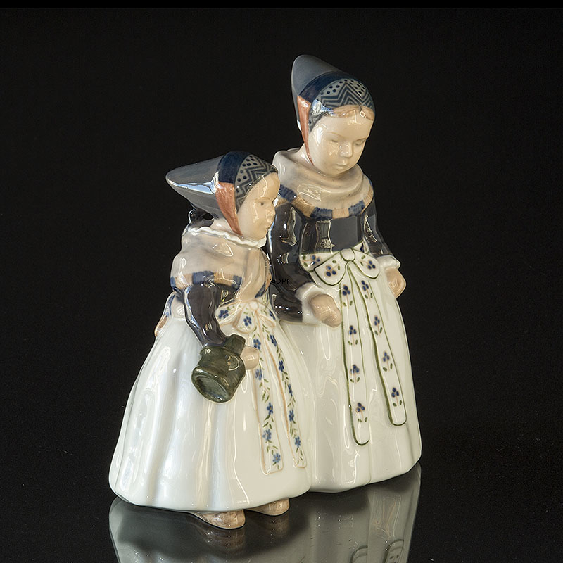 Zwei Amager-Mädchen Royal Copenhagen Figur (Signiert: Privat Grethe Bringe 1971)
