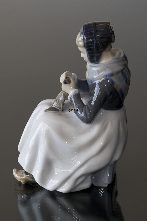 Amager-Mädchen, näht in Regionaltracht, Royal Copenhagen Figur Nr. 099 oder 1317