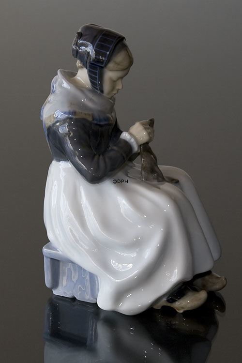 Amager-Mädchen, näht in Regionaltracht, Royal Copenhagen Figur Nr. 099 oder 1317