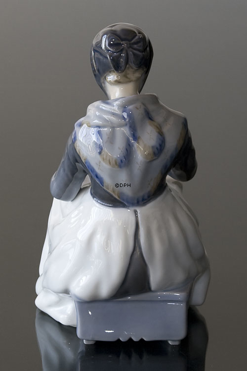 Amager-Mädchen, näht in Regionaltracht, Royal Copenhagen Figur Nr. 099 oder 1317