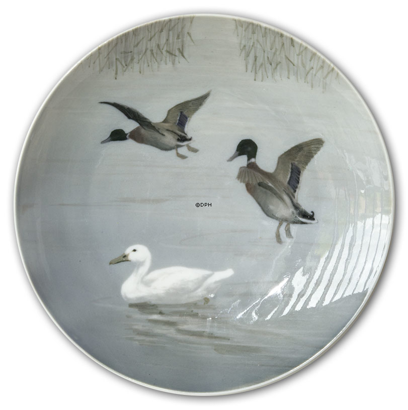 Schale / Teller mit Löchern zum Aufhängen, verziert mit fliegenden Enten, Royal Copenhagen Art Noveau (1898-1922)
