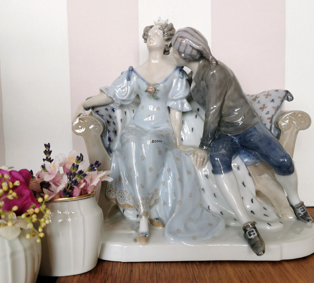 Die Prinzessin und Tölpel-Hans, Royal Copenhagen Figur Nr. 1473 (1894-1922) (Kleine Reparatur durch die Hand der Prinzessin)