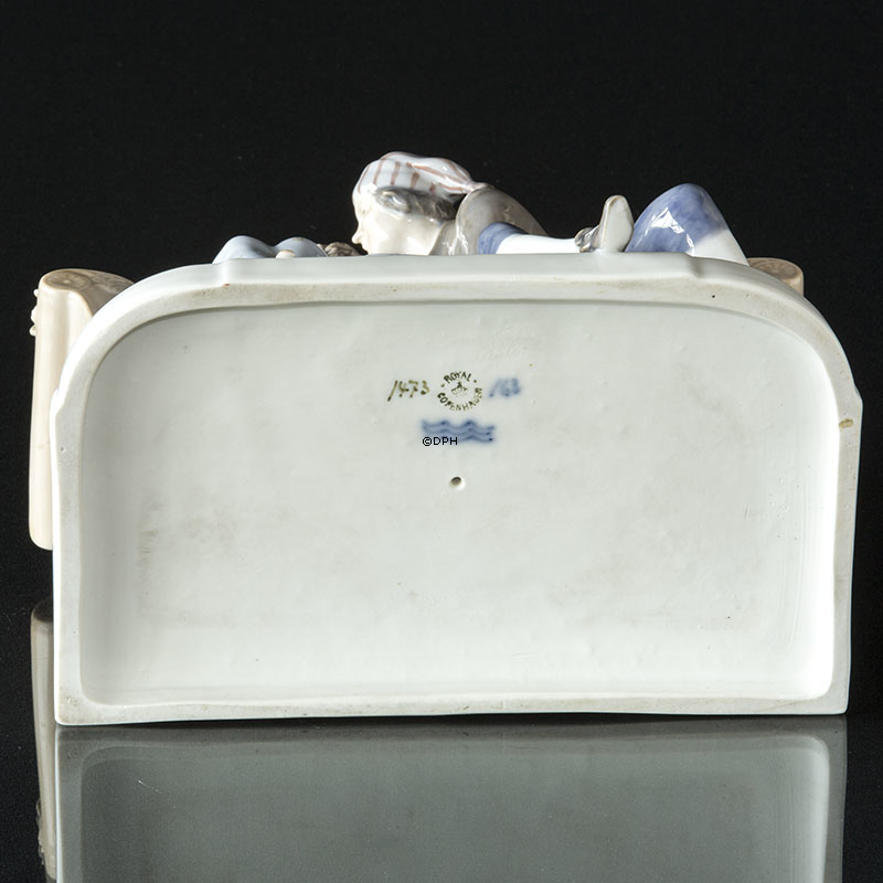 Die Prinzessin und Tölpel-Hans, Royal Copenhagen Figur Nr. 1473 (1894-1922) (Kleine Reparatur durch die Hand der Prinzessin)