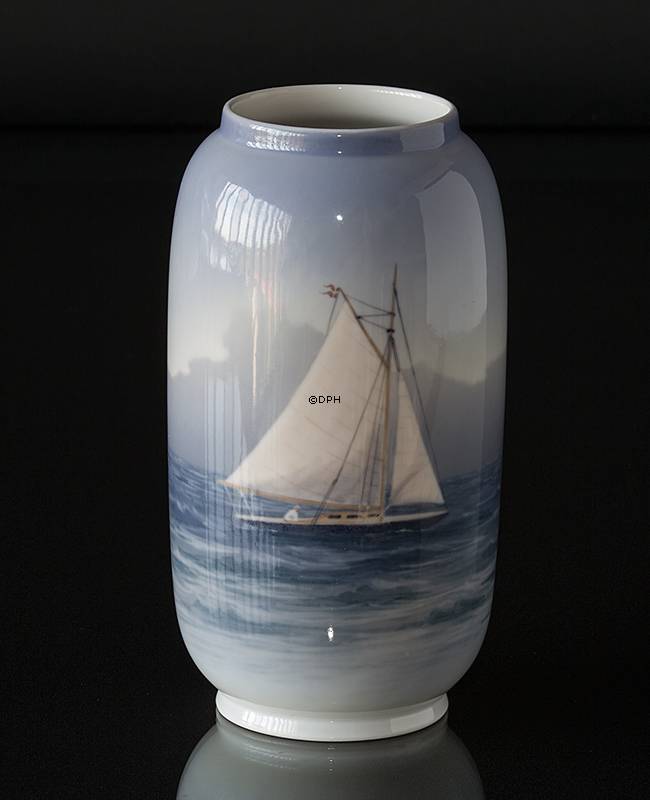 Vase mit Segelschiff, Royal Copenhagen Nr. 1484-107