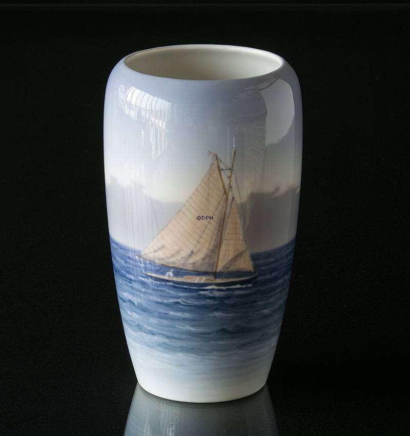 Vase mit Segelschiff, Royal Copenhagen Nr. 1484-237