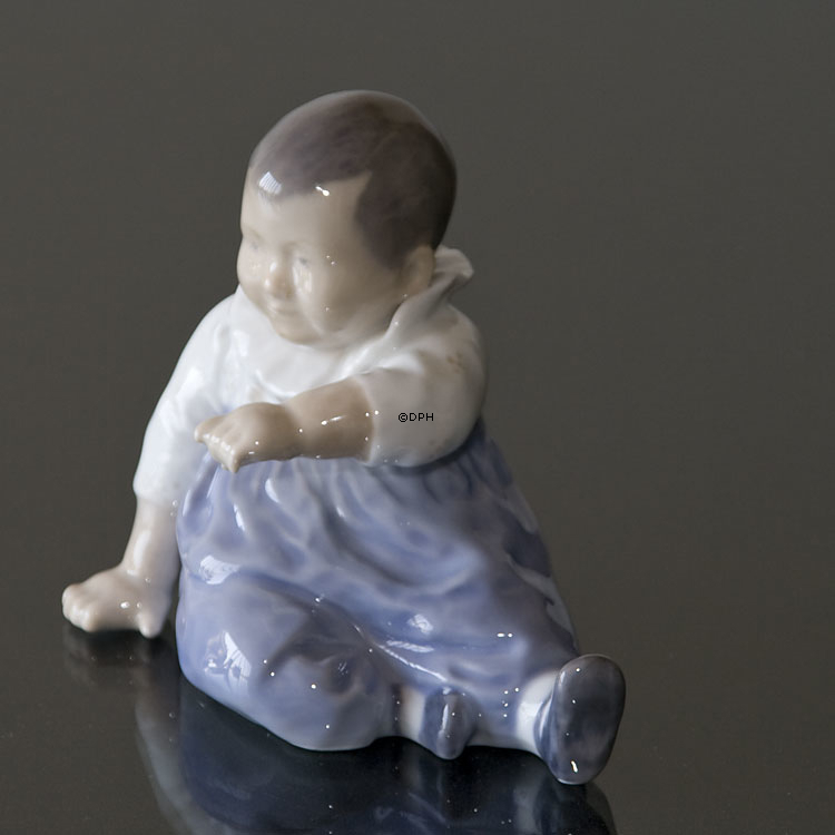 Kind mit blauer Hose, Royal Copenhagen Figur Nr. 1517