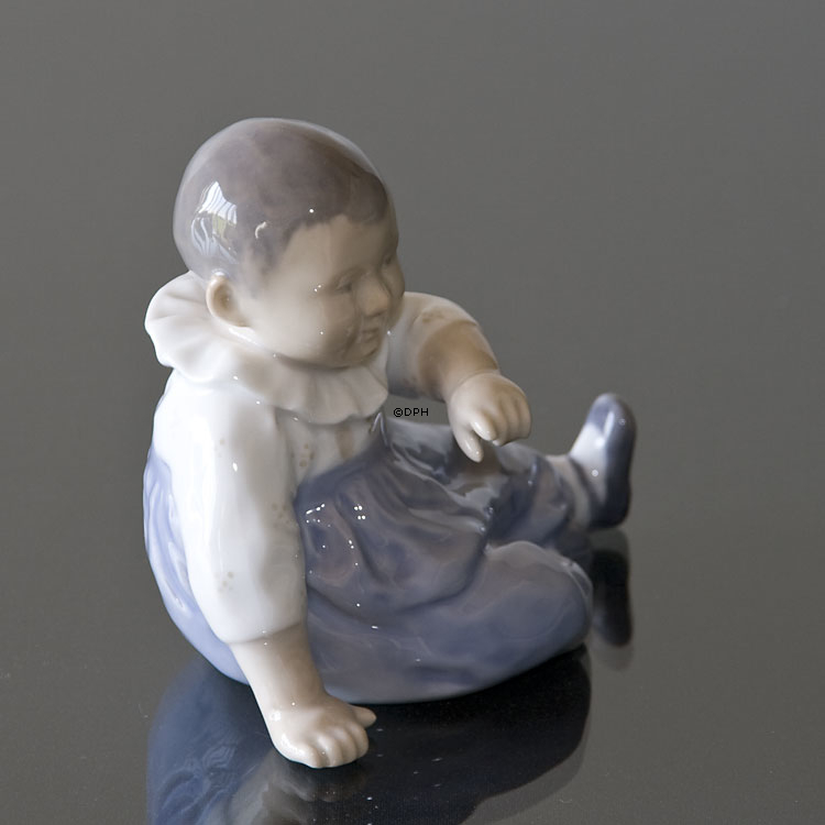 Kind mit blauer Hose, Royal Copenhagen Figur Nr. 1517