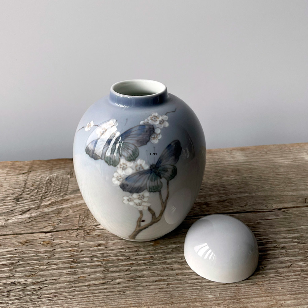 Gefäß mit Schmetterling, Royal Copenhagen Nr. 1528-1241