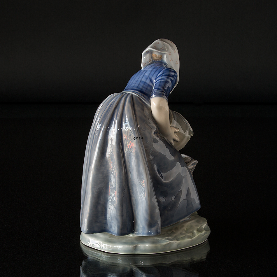 Frau, die Kartoffeln sammelt, Royal Copenhagen Figur Nr. 1549