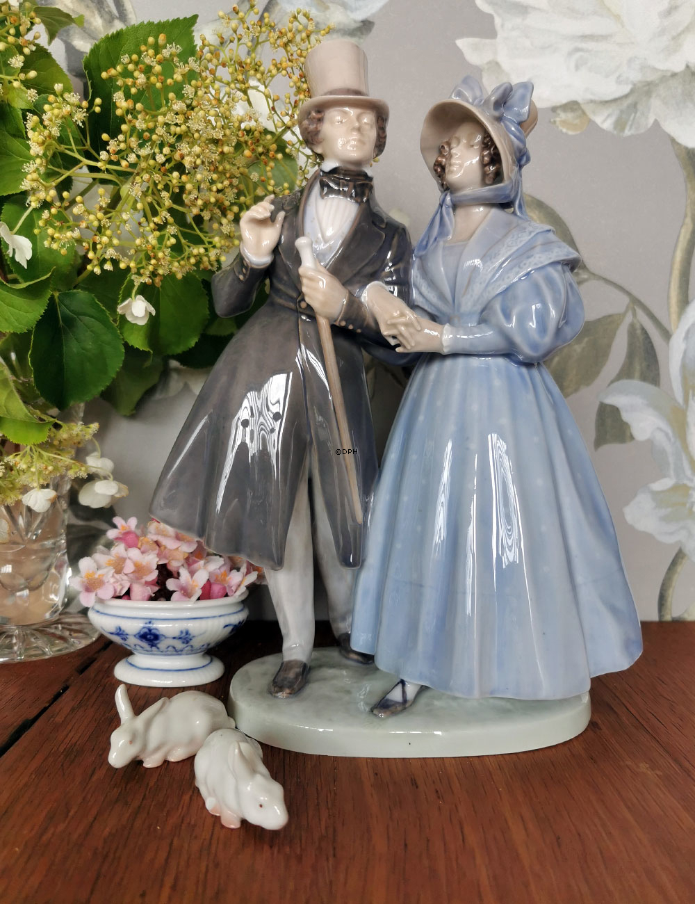 Ein Abend in Tivoli mit einem jungen Paar, Royal Copenhagen Figur Nr. 1593 (UNICA - BLAUES KLEID 1894-1922)