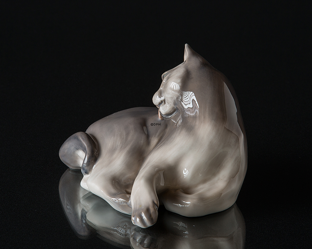 Katze liegt und reinigt sich selbst, Royal Copenhagen Figur Nr. 1759-2512