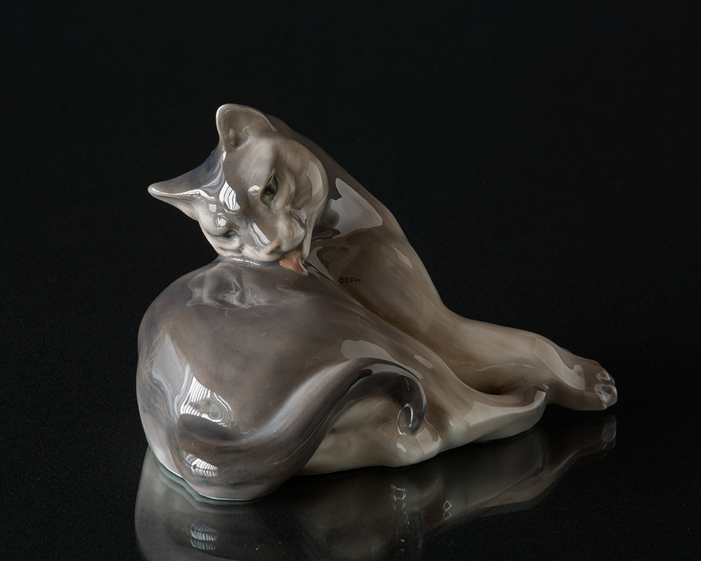 Katze liegt und reinigt sich selbst, Royal Copenhagen Figur Nr. 1759-2512