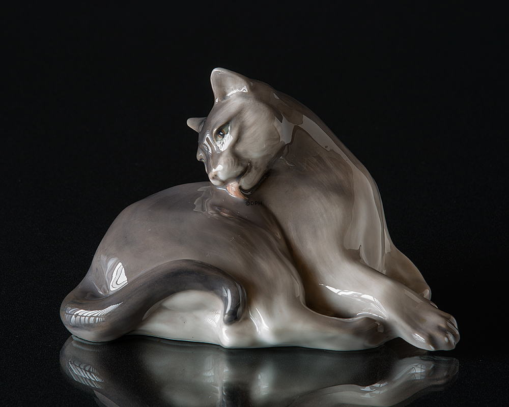 Katze liegt und reinigt sich selbst, Royal Copenhagen Figur Nr. 1759-2512