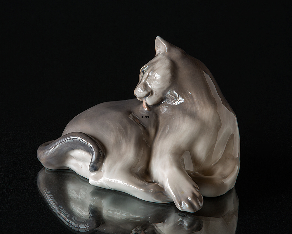 Katze liegt und reinigt sich selbst, Royal Copenhagen Figur Nr. 1759-2512