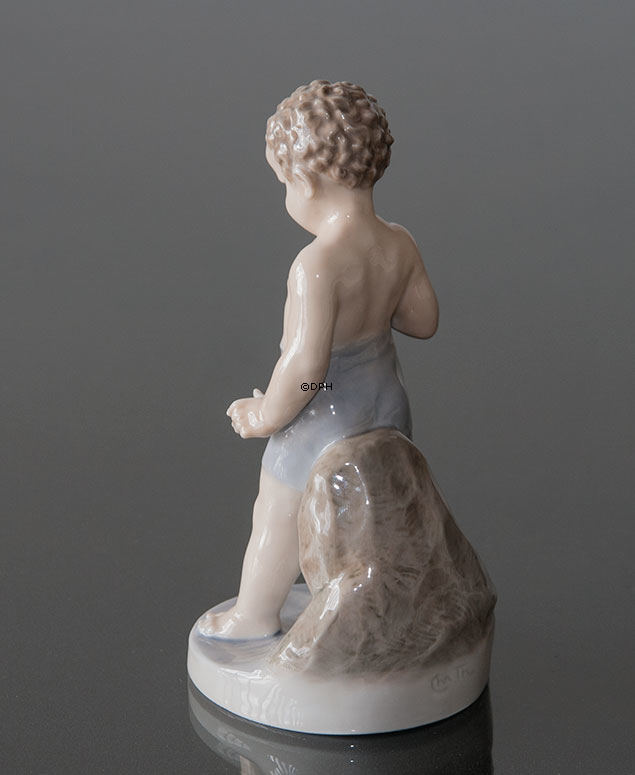 Junge badet, das Wasser ist so kalt, Royal Copenhagen Figur Nr. 1786