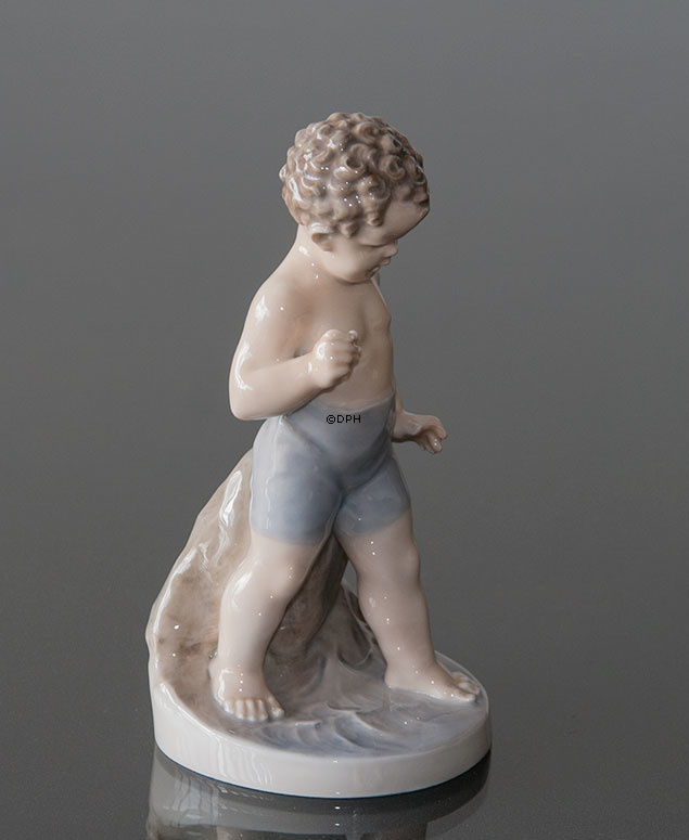 Junge badet, das Wasser ist so kalt, Royal Copenhagen Figur Nr. 1786