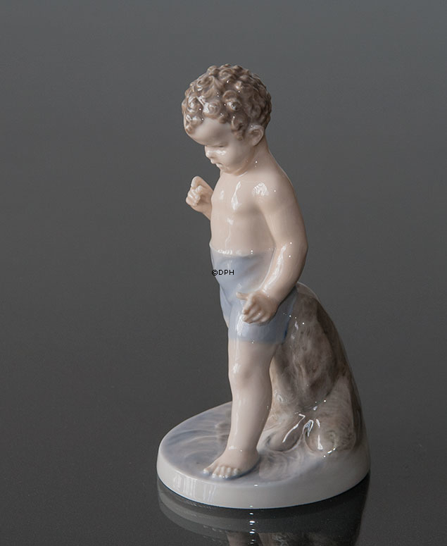 Junge badet, das Wasser ist so kalt, Royal Copenhagen Figur Nr. 1786