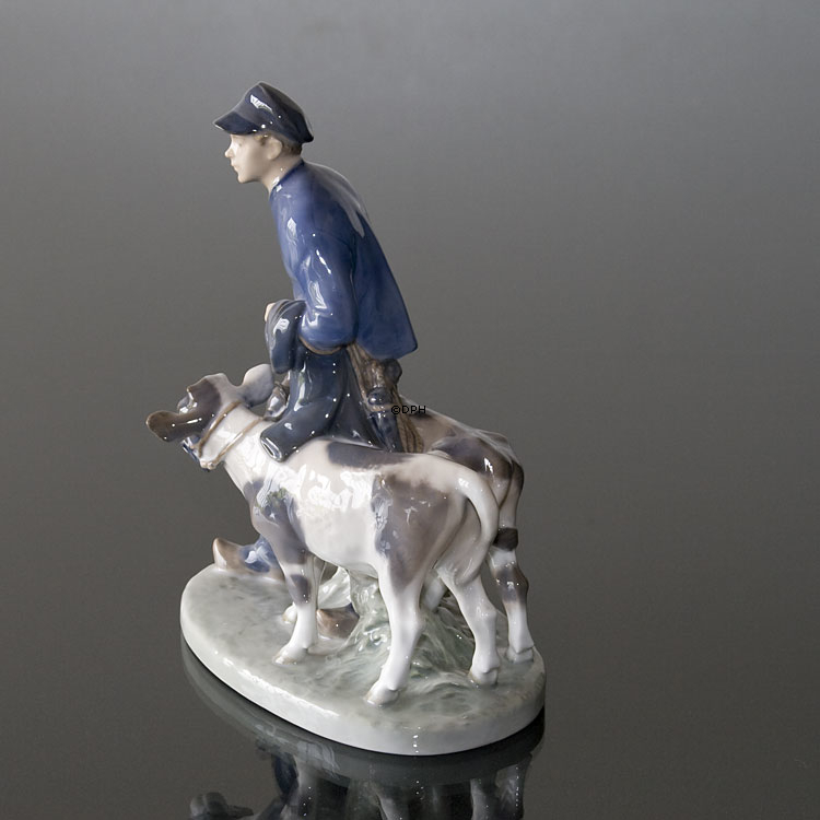 Junge mit 2 Kälbern, Royal Copenhagen Figur Nr. 117 oder 1858