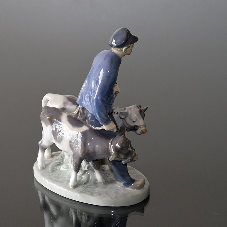 Junge mit 2 Kälbern, Royal Copenhagen Figur Nr. 117 oder 1858