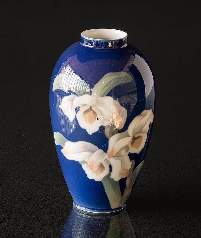 Vase in dunkelblau mit Blume, Royal Copenhagen nr. 1886-476