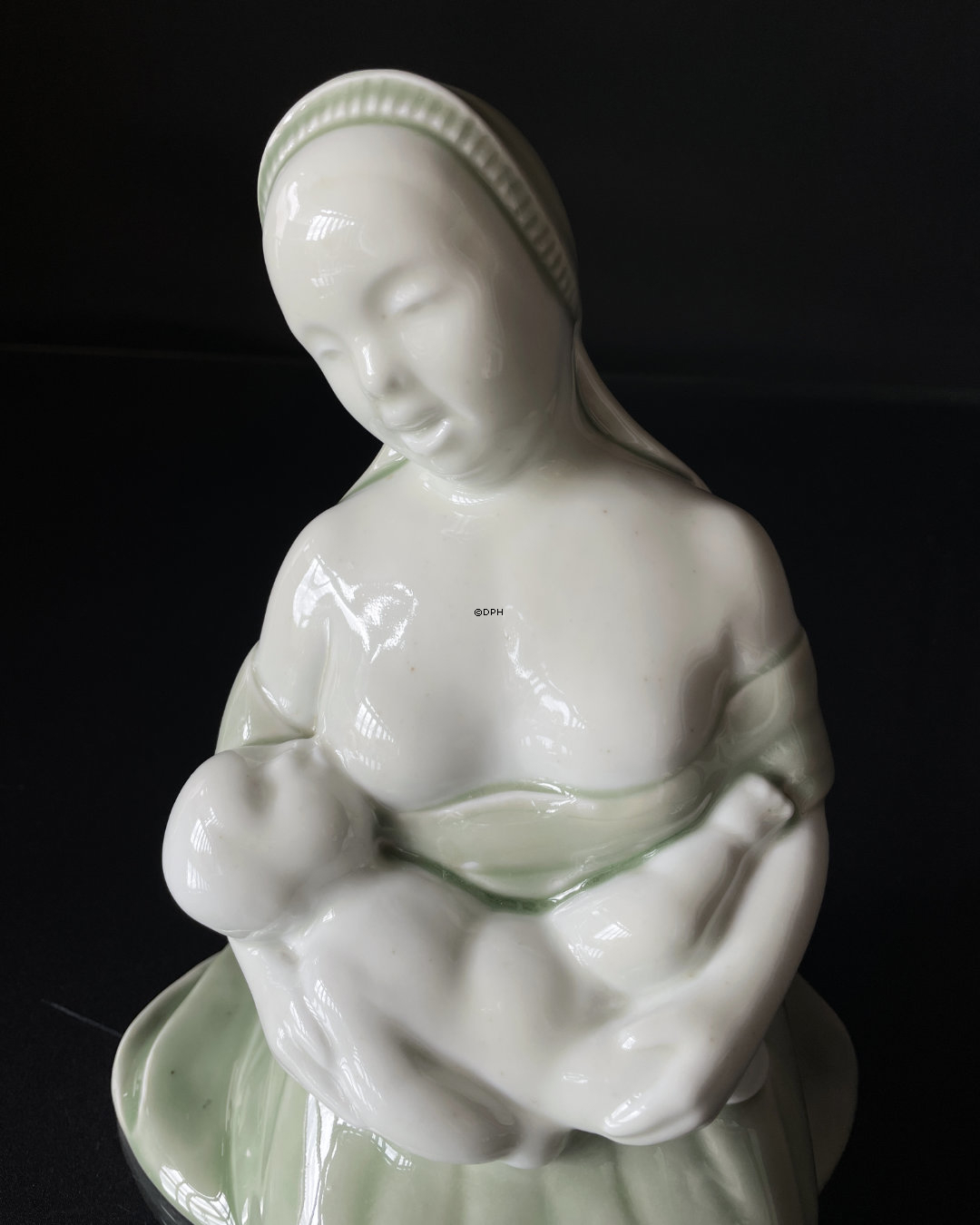 Mutter mit Kind, Royal Copenhagen Figur Nr. 1887
