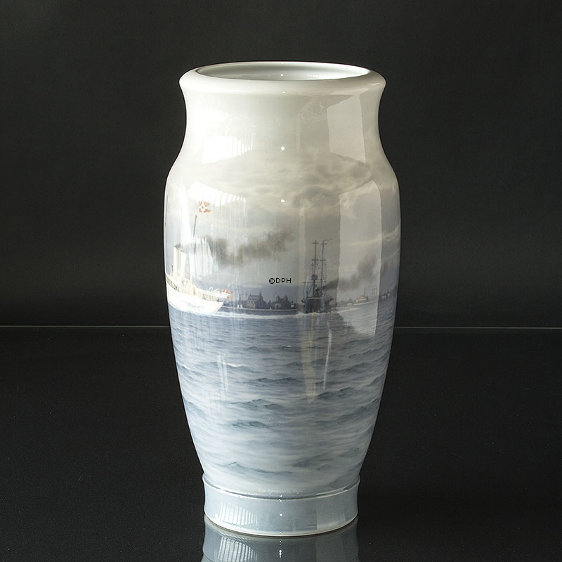 Riesige Vase mit 
königlichem Schiff Dannebrog, UNICA, (1922)  Royal Copenhagen, gemalt von Christian Benjamin Olsen