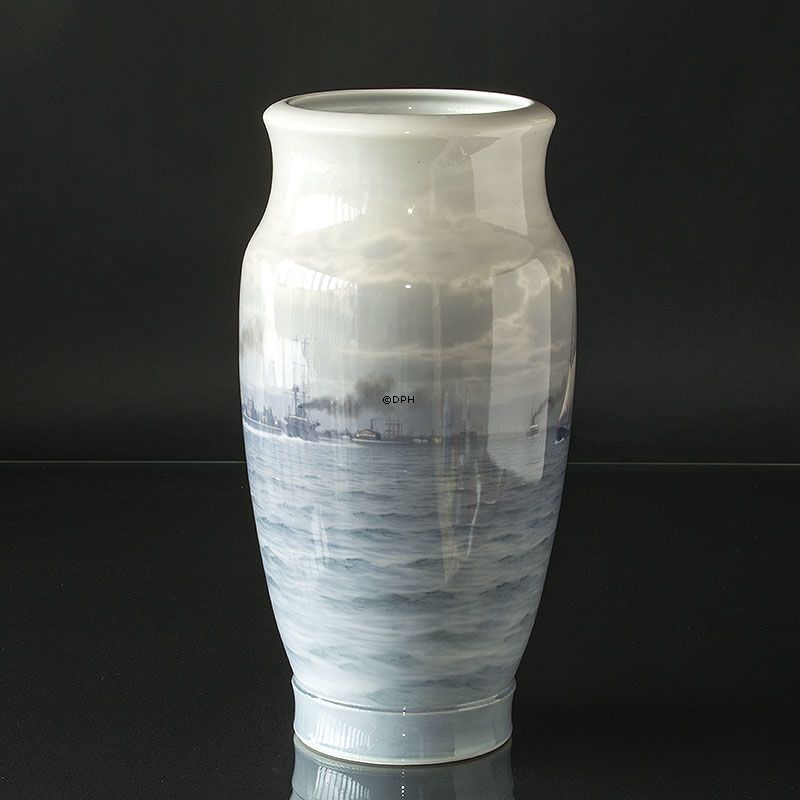 Riesige Vase mit 
königlichem Schiff Dannebrog, UNICA, (1922)  Royal Copenhagen, gemalt von Christian Benjamin Olsen