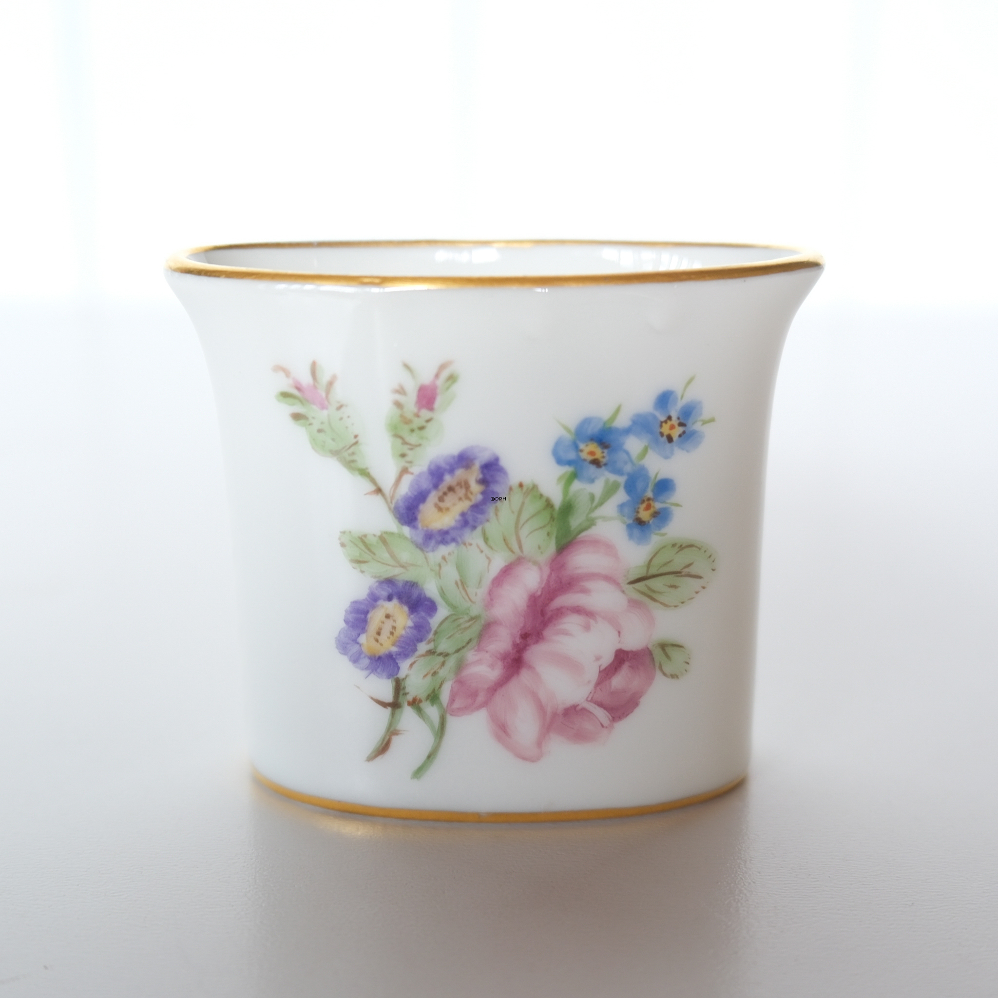 Royal Copenhagen Zahnstockerbecher Nr. 2849 mit Blume