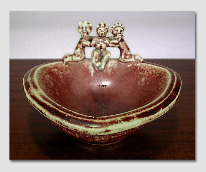 Steingutschüssel mit 3 Figuren am Rand, Royal Copenhagen Nr. 20169