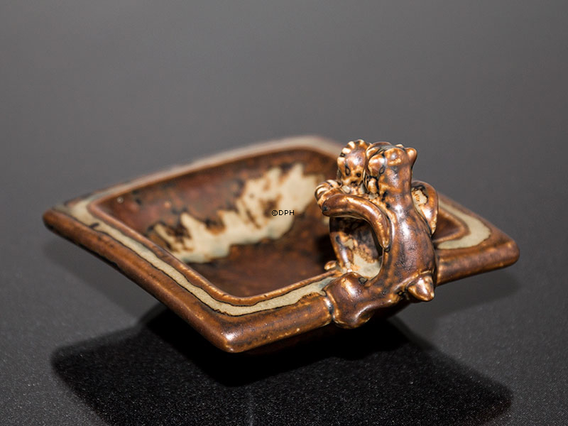 Steingutschale mit Fabelwesen am Rand, Royal Copenhagen Nr. 20175