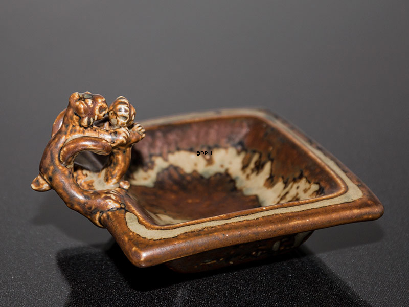 Steingutschale mit Fabelwesen am Rand, Royal Copenhagen Nr. 20175