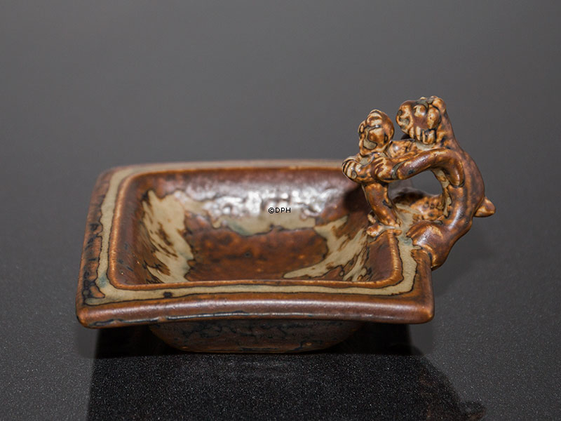 Steingutschale mit Fabelwesen am Rand, Royal Copenhagen Nr. 20175