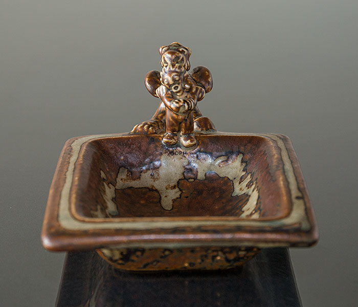 Steingutschale mit Fabelwesen am Rand, Royal Copenhagen Nr. 20175