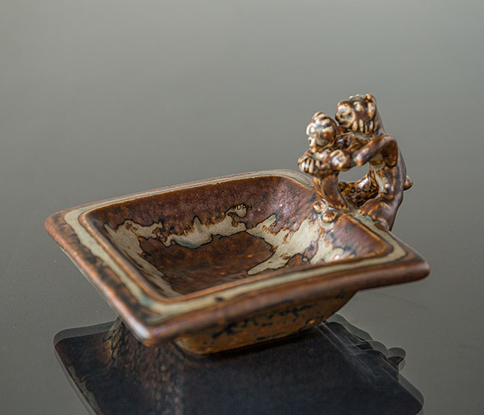 Steingutschale mit Fabelwesen am Rand, Royal Copenhagen Nr. 20175