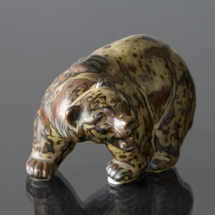 Bär, steht und brüllt zur Seite, Royal Copenhagen Steingutfigur Nr. 20179
