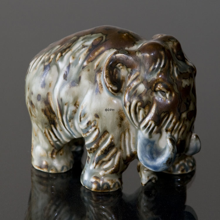 Mammut steht in seiner ganzen Kraft, Royal Copenhagen Steingut Figur Nr, 20207