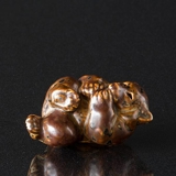 Bär liegt und spielt, Royal Copenhagen Steingutfigur Nr. 20228