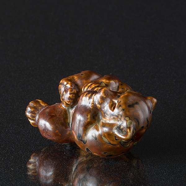 Bär liegt und spielt, Royal Copenhagen Steingutfigur Nr. 20228