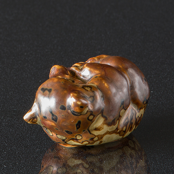 Bär liegt und spielt, Royal Copenhagen Steingutfigur Nr. 20228