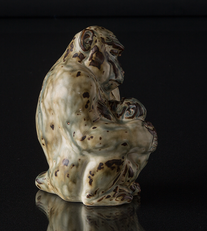 Affe mit Baby, Royal Copenhagen Steinzeugfigur Nr. 20241